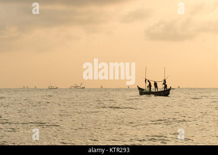 Net - Fischen in einem offenen Boot entlang der goldenen Küste, Central Region, Ghana, Afrika Stockfoto