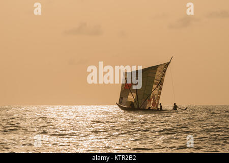 Fischer in einem offenen Boot segeln entlang der goldenen Küste, Central Region, Ghana, Afrika Stockfoto