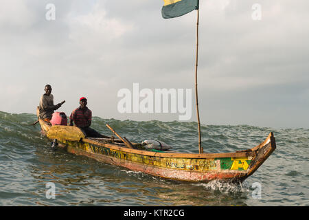 Net - Fischen in einem offenen Boot entlang der goldenen Küste, Central Region, Ghana, Afrika Stockfoto
