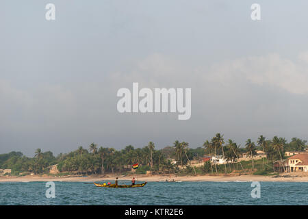 Angeln entlang der goldenen Küste, Central Region, Ghana, Afrika Stockfoto