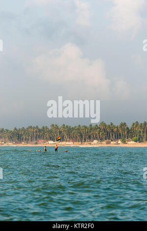 Angeln entlang der goldenen Küste, Central Region, Ghana, Afrika Stockfoto