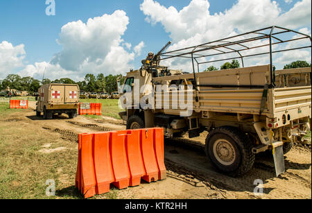 Soldaten der Brigade Support Battalion, 427Th New York Army National Guard zugewiesen sind, erreichen die logistische Unterstützung des Bataillons nach einer Sendung im Joint Readiness Training Center, Ft. Polk, La., 26. Juli 2016. Rund 3000 Soldaten aus New York mit 2.000 anderen Staat Army National Guard Einheiten, aktive Armee und der Armee finden Truppen als Teil der 27 Infantry Brigade Combat Team task force. Die Soldaten sind ihre Fähigkeiten und üben die Integration von Kampfhandlungen die von Infanterie Truppen engagieren in den Nahkampf mit einem Feind zu Artillerie und Luftangriffe, Juli 9-3 Stockfoto