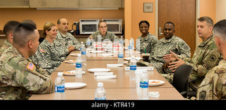 Generalleutnant Daniel R. Hokanson, der stellvertretende Kommandant, US Northern Command, und stellvertretender Kommandeur, US-Element, das North American Aerospace Defense Command bei Peterson Air Force Base, Colo, spricht mit der New York Army National Guard Soldaten aus den 53 d-Truppe Befehl im Camp Smith Training Website in Cortlandt Manor, NY, 26. August 2016. Soldaten waren die Gelegenheit, offen mit dem Generalleutnant über den aktuellen Zustand der Nationalgarde zu sprechen. (U.S. Army National Guard Foto von Sgt. Michael Davis) Stockfoto