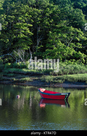 Dory günstig in der hering Fluss, Harwich, Cape Cod, Massachusetts, USA. Stockfoto