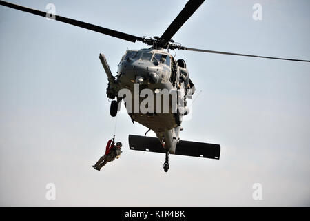 WESTHAMPTON BEACH, NY-Pararescuemen aus der 103 Rescue Squadron und das Bodenpersonal von Die 101 Rescue Squadron ein Personal recovery Demonstration am FS Gabreski Air National Guard Base Verhalten am 10. September 2016. Die Ausbildung nahm Teil während der Tag der Familie, und beteiligt sich Pararescuemen fastroping aus ein HH-60 Pavehawk, Wiederherstellung eines abgestürzten Personal simuliert, dann mit Hilfe einer Strickleiter zum Flugzeug zu kommen. Sowohl die 101 RQ und 103 RQS gehören zu den 106 Rettung Flügel. (US Air National Guard/Staff Sergeant Christopher S. Muncy/freigegeben) Stockfoto