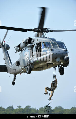 WESTHAMPTON BEACH, NY-Pararescuemen aus der 103 Rescue Squadron und das Bodenpersonal von Die 101 Rescue Squadron ein Personal recovery Demonstration am FS Gabreski Air National Guard Base Verhalten am 10. September 2016. Die Ausbildung nahm Teil während der Tag der Familie, und beteiligt sich Pararescuemen fastroping aus ein HH-60 Pavehawk, Wiederherstellung eines abgestürzten Personal simuliert, dann mit Hilfe einer Strickleiter zum Flugzeug zu kommen. Sowohl die 101 RQ und 103 RQS gehören zu den 106 Rettung Flügel. (US Air National Guard/Staff Sergeant Christopher S. Muncy/freigegeben) Stockfoto