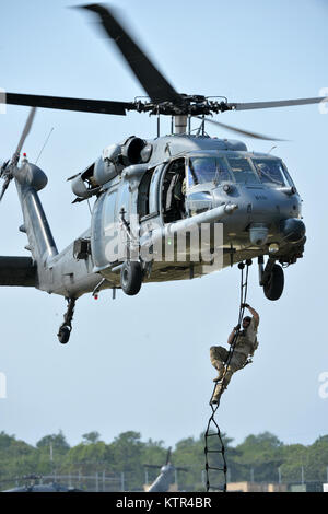 WESTHAMPTON BEACH, NY-Pararescuemen aus der 103 Rescue Squadron und das Bodenpersonal von Die 101 Rescue Squadron ein Personal recovery Demonstration am FS Gabreski Air National Guard Base Verhalten am 10. September 2016. Die Ausbildung nahm Teil während der Tag der Familie, und beteiligt sich Pararescuemen fastroping aus ein HH-60 Pavehawk, Wiederherstellung eines abgestürzten Personal simuliert, dann mit Hilfe einer Strickleiter zum Flugzeug zu kommen. Sowohl die 101 RQ und 103 RQS gehören zu den 106 Rettung Flügel. (US Air National Guard/Staff Sergeant Christopher S. Muncy/freigegeben) Stockfoto