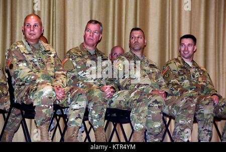 Brig. Gen. Raymond F. Schild jr., Brig. Gen. Michael Swezey, Oberstleutnant Christopher Jensen, und Kapitän Peter Leahey hören Sie Referenten während der 107 Militärpolizei Unternehmen Bereitstellung Zeremonie, Brooklyn, N.Y., Sept. 29, 2016. Die 29 New York National Guard Soldaten Bildungsurlaub in Fort Bliss, Texas, bevor sie nach Afghanistan zur Unterstützung der Operation, die die Freiheit des Sentinel. Stockfoto