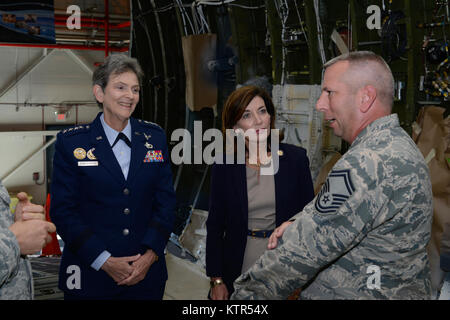 Gen. Ellen M. Pawlikowski, Kommandeur der Air Force Materiel Command ein, und der Staat New York Leutnant. Kathleen C. Hochul der C-5 M Super Galaxy Renovierungsarbeiten mit Master Sgt diskutieren. Dennis Krug 6 Okt., 2016 Stewart Air National Guard Base, Newburgh New York. Pawlikowski und Hochul traf mit Mitgliedern der 105 Luftbrücke Flügel während der Reise die vielfältigen Fähigkeiten der Einheit zu diskutieren. Stockfoto