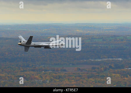 Syracuse, NY - ein aus der Ferne gesteuert MQ-9 Reaper von 174. Der New York Air National Guard Angriff Flügel betrieben fliegt eine Routine Training Mission über Central New York am 23. Oktober 2016. Die Civil Air Patrol bietet chase Ebene für die MQ-9, zu und von den eingeschränkten Luftraum, gerecht zu FAA-sehen-und-vermeiden Anforderungen der Remote pilotiert Flugzeuge (RPA). (U.S. Air National Guard Foto von Master Sgt. Eric Miller/freigegeben) Stockfoto
