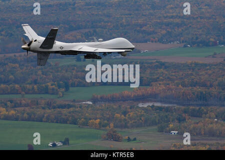 Syracuse, NY - ein aus der Ferne gesteuert MQ-9 Reaper von 174. Der New York Air National Guard Angriff Flügel betrieben fliegt eine Routine Training Mission über Central New York am 23. Oktober 2016. Die Civil Air Patrol bietet chase Ebene für die MQ-9, zu und von den eingeschränkten Luftraum, gerecht zu FAA-sehen-und-vermeiden Anforderungen der Remote pilotiert Flugzeuge (RPA). (U.S. Air National Guard Foto von Master Sgt. Eric Miller/freigegeben) Stockfoto