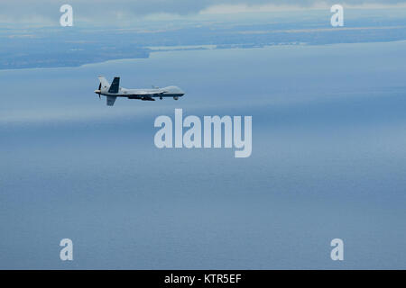 Syracuse, NY - ein aus der Ferne gesteuert MQ-9 Reaper von 174. Der New York Air National Guard Angriff Flügel betrieben fliegt eine Routine Training Mission über Central New York am 23. Oktober 2016. Die Civil Air Patrol bietet chase Ebene für die MQ-9, zu und von den eingeschränkten Luftraum, gerecht zu FAA-sehen-und-vermeiden Anforderungen der Remote pilotiert Flugzeuge (RPA). (U.S. Air National Guard Foto von Master Sgt. Eric Miller/freigegeben) Stockfoto