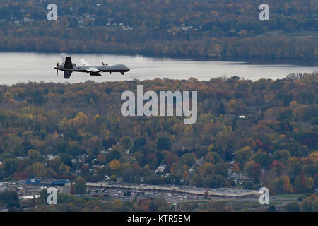 Syracuse, NY - ein aus der Ferne gesteuert MQ-9 Reaper von 174. Der New York Air National Guard Angriff Flügel betrieben fliegt eine Routine Training Mission über Central New York am 23. Oktober 2016. Die Civil Air Patrol bietet chase Ebene für die MQ-9, zu und von den eingeschränkten Luftraum, gerecht zu FAA-sehen-und-vermeiden Anforderungen der Remote pilotiert Flugzeuge (RPA). (U.S. Air National Guard Foto von Master Sgt. Eric Miller/freigegeben) Stockfoto