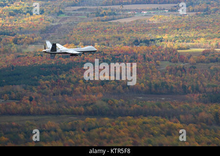 Syracuse, NY - ein aus der Ferne gesteuert MQ-9 Reaper von 174. Der New York Air National Guard Angriff Flügel betrieben fliegt eine Routine Training Mission über Central New York am 23. Oktober 2016. Die Civil Air Patrol bietet chase Ebene für die MQ-9, zu und von den eingeschränkten Luftraum, gerecht zu FAA-sehen-und-vermeiden Anforderungen der Remote pilotiert Flugzeuge (RPA). (U.S. Air National Guard Foto von Master Sgt. Eric Miller/freigegeben) Stockfoto