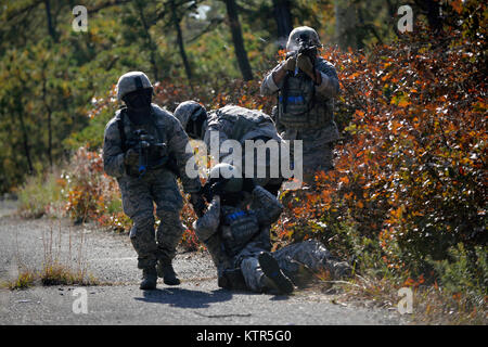 WESTHAMPTON BEACH, NY-Mitglied der 106 Rettung Flügel Sicherheitskräfte Squadronwho war "verletzt", während unter Feuer während Taktisches Unfallversicherung Care Training wird durchgeführt bei FS Gabreski ANG am 19. Oktober 2016 zur Sicherheit. Während dieser Ausbildung, Flieger gelernt, um feindliche Kontakt und IED Angriffe zu reagieren, mit einem Schwerpunkt auf sofortige Bekämpfung kümmern. (US Air National Guard/Staff Sgt. Christopher S. Muncy/freigegeben) Stockfoto