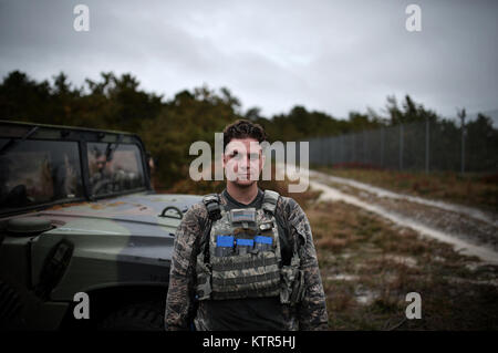 WESTHAMPTON BEACH, NY-Senior Airman Eric Krulder, ein Mitglied der 106 Rettung Flügel Sicherheitskräfte Squadron zwischen Szenarien während Taktisches Unfallversicherung Care Ausbildung bei FS Gabreski ANG am 19. Oktober 2016 angehalten. Während dieser Ausbildung, Flieger gelernt, um feindliche Kontakt und IED Angriffe zu reagieren, mit einem Schwerpunkt auf sofortige Bekämpfung kümmern. (US Air National Guard/Staff Sgt. Christopher S. Muncy/Freigegeben) sra Eric krulder Stockfoto