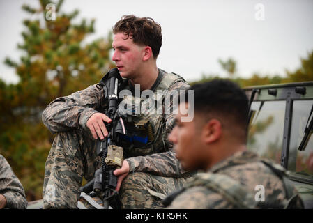 WESTHAMPTON BEACH, NY-Senior Airman Eric Krulder, ein Mitglied der 106 Rettung Flügel Sicherheitskräfte Squadron zwischen Szenarien während Taktisches Unfallversicherung Care Ausbildung bei FS Gabreski ANG am 19. Oktober 2016 angehalten. Während dieser Ausbildung, Flieger gelernt, um feindliche Kontakt und IED Angriffe zu reagieren, mit einem Schwerpunkt auf sofortige Bekämpfung kümmern. (US Air National Guard/Staff Sgt. Christopher S. Muncy/Freigegeben) sra Eric krulder Stockfoto