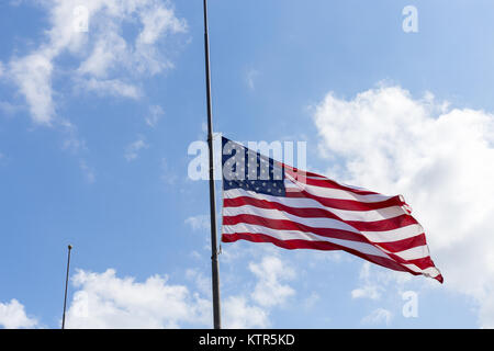 United Flaggenstaaten an einer Hälfte fliegen - Personal Stockfoto
