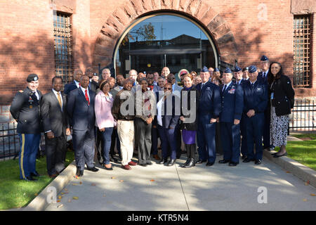 Die Teilnehmer der 2016 in den USA und in der Republik Südafrika bilateralen Defense Committee für ein Gruppenfoto am 26. Oktober 2016 zum Abschluss des Treffens sammeln. Führungskräfte des US-Verteidigungsministeriums und South African National Defence Forces diskutiert bilateralen Training und Übung Chancen für 2017 im Staat New York Military Museum in Saratoga Springs, New York, Das Treffen wurde von der New Yorker Nationalgarde eine Nationalgarde Präsidium staatliche Partner mit Südafrika seit 2003 bewirtet. Us National Guard Foto von Oberst Richard Goldenberg. Stockfoto