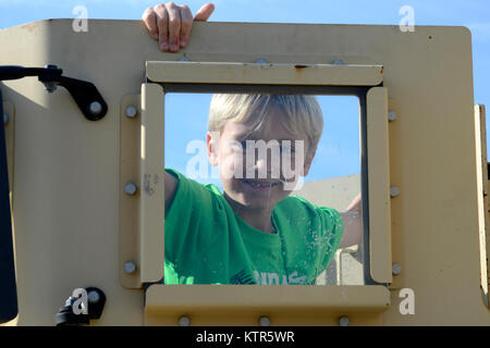 Keegan Samson, ein Student an der Delaware Valley Grundschule, Kollegen aus dem Revolver eines gepanzerten Humvee während einer Tour von Stewart Air National Guard Base Nov. 2, 2016. Dritte und vierte Klasse von Delaware Valley School District in Pennsylvania tourte die Basis und mit Marinen, Flieger und Zivilisten aus Marine Air Group 49 Abteilung B und der 105 Airlift Wing interagiert. (U.S. Air Force Foto: Staff Sgt. Julio A. Olivencia jr.) Stockfoto