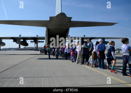 Delaware Valley School District Schüler, Lehrer und Eltern Tour ein Marine KC-130 T Hercules während einer Tour von Stewart Air National Guard Base Nov. 3 2016. Die Gruppe reiste von Pennsylvania und erhielt Marinesoldaten und Flieger von Marine Air Group 49 Abteilung B und der 105 Luftbrücke Flügel während Ihres Besuchs zu erfüllen. (U.S. Air Force Foto: Staff Sgt. Julio A. Olivencia jr.) Stockfoto