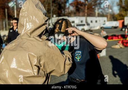 Soldaten in die 222Nd Chemical Company, New York Army National Guard, und Offiziere mit COBRA der New Yorker Polizei (chemische, biologische und radiologische Bewusstsein) Training Unit eine Übung führen Sie die Simulation eines städtischen chemischen Angriff bei rodman's Hals taktische Dorf, Bronx, New York, November 19, 2016 zugeordnet. Der New York Army National Guard Soldaten und Offiziere mit der COBRA training Einheit, in der die Übung Techniken und Verfahren zu teilen, sowie ihre Bereitschaft, im Falle einer Naturkatastrophe oder Terroranschlag zu verbessern. (U.S. Army National Guard Foto von Sgt. Harley Stockfoto