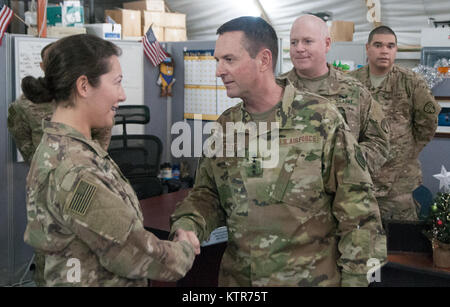 Allgemeine Joseph L. Lengyel, der 28 Leiter der National Guard Bureau, präsentiert eine Münze, Cpl. Beate Mikhaylova der 369 Sustainment Brigade, die im Camp Arifjan, Kuwait, Nov. 25, 2016. Bei seinem Besuch, Lengyel, statt ein Town Hall Meeting und bereiste die 369 Sustainment Brigade. (U.S. Armee Foto von Sgt. Jeremy Bratt) Stockfoto