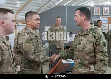 Allgemeine Joseph L. Lengyel, der 28 Leiter der National Guard Bureau, präsentiert eine Münze zu Spc. Juan Rodriguez, der 369 Sustainment Brigade, die im Camp Arifjan, Kuwait, Nov. 25, 2016. Bei seinem Besuch, Lengyel, statt ein Town Hall Meeting und bereiste die 369 Sustainment Brigade. (U.S. Armee Foto von Sgt. Jeremy Bratt) Stockfoto