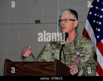 LATHAM, N.Y.-- Chief Warrant Officer 5 Robert Wold, die ausgehende Befehl Chief Warrant Officer der New York Army National Guard, spricht während einer änderung - von - Behörde Festakt in New York National Guard Sitz hier am 9. Chief Warrant Officer 4 Jeffrey Schirmer übernahm Chief Warrant Officer Aufgaben während der Zeremonie. Schirmer, ein Leicester N.Y. Bewohner und ein Veteran von zwei Kriege, ist verantwortlich für die Rekrutierung Unteroffiziere der 286 Positionen in der New York Army National Guard zu füllen und Überwachung gewährleisten - Officer Training. Wold, einem Ballston Lake, New York, Bewohner, ich Stockfoto