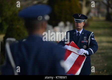 QUEENS, NY - Älterer Flieger Corey Smith und Dominic Surinaga eine Flagge falten Zeremonie auf der Beerdigung durchführen für Master Sgt. Timotyh David Ryan an der St. John's Cemetery in Queens, New York, am 16. Dezember 2016. Zusätzlich zu anderen zeremoniellen Aufgaben, Mitglieder der 106th Ehrengarde sind oft aufgerufen, Volle militärische Ehren für Begräbnisse Veteran's zur Verfügung zu stellen. (US Air National Guard/Staff Sgt. Christopher S. Muncy/freigegeben) Stockfoto