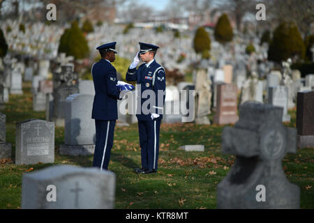 QUEENS, NY - Älterer Flieger Corey Smith und Dominic Surinaga eine Flagge falten Zeremonie auf der Beerdigung durchführen für Master Sgt. Timothy David Ryan an der St. John's Cemetery in Queens, New York, am 16. Dezember 2016. Zusätzlich zu anderen zeremoniellen Aufgaben, Mitglieder der 106th Ehrengarde sind oft aufgerufen, Volle militärische Ehren für Begräbnisse Veteran's zur Verfügung zu stellen. (US Air National Guard/Staff Sgt. Christopher S. Muncy/freigegeben) Stockfoto