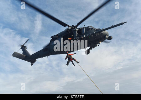 HAMPTON BAYS, NY-Flieger mit 101 Rescue Squadron und 103 Rescue Squadron Verhalten hoist Training mit United States Coastguardsmen von US Coast Guard Station Shinnecock zum 22. Dezember 2016. Während dieser Ausbildung, die Schutzengel aus der 103 RQS wurden über Hoist aus ein HH-60 Pavehawk auf das Deck des Schneidwerk abgesenkt. Danach wird das Flugzeug praktiziert Fallenlassen und Entfernen patient Würfe, vor dem Heben der Schutzengel sichern und für die Rückkehr zum Ausgangspunkt. (US Air National Guard/Staff Sergeant Christopher S. Muncy/freigegeben) Stockfoto