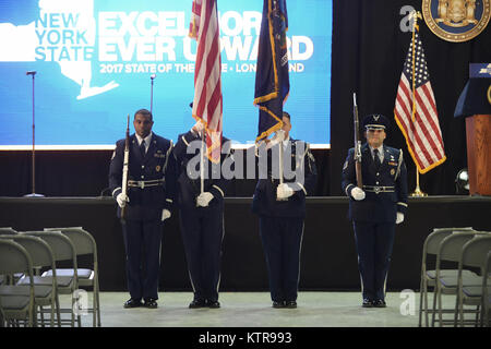 Tech Sgt. James Bavaro, Tech Sgt. Jason Rios, Staff Sgt. Michael Pennolino und Staff Sgt. Dwayne Morgan, alle Mitglieder der 106 Rettung Flügel Ehrengarde die Farben bei der jährlichen New York" Zustand des Staates" Adresse an der SUNY Farmingdale Campus in Long Island, New York, am 10. Januar 2017. Während dieser Veranstaltung, Flieger präsentiert die Farben während der Freeport High School die Nationalhymne durchgeführt. Danach, Tech Sgt. Patrick Williamson rezitiert den Treueeid, nach der die Farben im Ruhestand waren, zu diesem Zeitpunkt Gouverneur Andrew Cuomo seine Ansprache begann. Das Thema Stockfoto