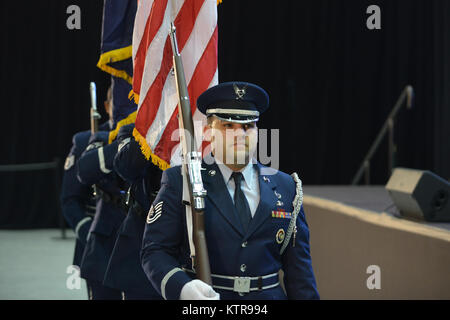 Tech Sgt. James Bavaro, Tech Sgt. Jason Rios, Staff Sgt. Michael Pennolino und Staff Sgt. Dwayne Morgan, alle Mitglieder der 106 Rettung Flügel Ehrengarde die Farben bei der jährlichen New York" Zustand des Staates" Adresse an der SUNY Farmingdale Campus in Long Island, New York, am 10. Januar 2017. Während dieser Veranstaltung, Flieger präsentiert die Farben während der Freeport High School die Nationalhymne durchgeführt. Danach, Tech Sgt. Patrick Williamson rezitiert den Treueeid, nach der die Farben im Ruhestand waren, zu diesem Zeitpunkt Gouverneur Andrew Cuomo seine Ansprache begann. Das Thema Stockfoto