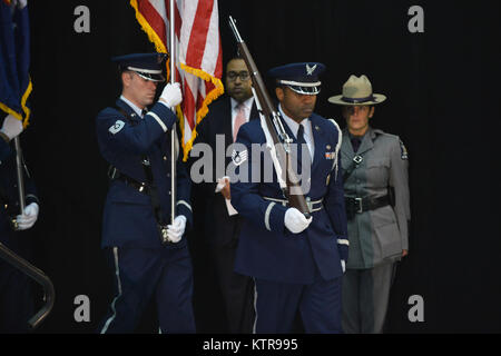 Tech Sgt. James Bavaro, Tech Sgt. Jason Rios, Staff Sgt. Michael Pennolino und Staff Sgt. Dwayne Morgan, alle Mitglieder der 106 Rettung Flügel Ehrengarde die Farben bei der jährlichen New York" Zustand des Staates" Adresse an der SUNY Farmingdale Campus in Long Island, New York, am 10. Januar 2017. Während dieser Veranstaltung, Flieger präsentiert die Farben während der Freeport High School die Nationalhymne durchgeführt. Danach, Tech Sgt. Patrick Williamson rezitiert den Treueeid, nach der die Farben im Ruhestand waren, zu diesem Zeitpunkt Gouverneur Andrew Cuomo seine Ansprache begann. Das Thema Stockfoto