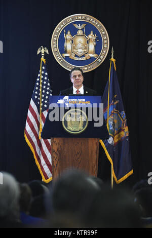 Tech Sgt. James Bavaro, Tech Sgt. Jason Rios, Staff Sgt. Michael Pennolino und Staff Sgt. Dwayne Morgan, alle Mitglieder der 106 Rettung Flügel Ehrengarde die Farben bei der jährlichen New York" Zustand des Staates" Adresse an der SUNY Farmingdale Campus in Long Island, New York, am 10. Januar 2017. Während dieser Veranstaltung, Flieger präsentiert die Farben während der Freeport High School die Nationalhymne durchgeführt. Danach, Tech Sgt. Patrick Williamson rezitiert den Treueeid, nach der die Farben im Ruhestand waren, zu diesem Zeitpunkt Gouverneur Andrew Cuomo seine Ansprache begann. Das Thema Stockfoto