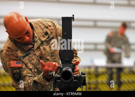 FORT DRUM-Staff Sgt. Christopher Manns, einem Mörser Abschnitt Führer zu Alpha Truppe, 2.Staffel, 101 Cavalry Regiment, New York Army National Guard zugeordnet, montiert ein M2A1 Maschinenpistole als Teil der 27 IBCT besten Krieger Wettbewerb am Fort Drum Feb 11. Zusätzlich zu den Waffen, Soldaten im Wettbewerb um den Titel des besten Krieger Feuerwehr hatte ein Heer körperliche Fitness Test abzuschließen, übergeben Sie einen schriftlichen Test, klicken Sie vor ein Militärgericht Vorstand bestehend aus der Brigade senior berechtigtem Personal, und führen Sie einen acht Kilometer ruck März. (U.S. Army National Guard Foto von Sgt. Alexander Rektor Stockfoto