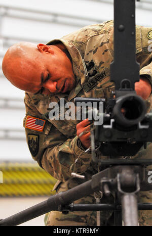 FORT DRUM-Staff Sgt. Christopher Manns, einem Mörser Abschnitt Führer zu Alpha Truppe, 2.Staffel, 101 Cavalry Regiment zugeordnet, montiert ein M2A1 Maschinenpistole als Teil der 27 IBCT besten Krieger Wettbewerb am Fort Drum Feb 11. Zusätzlich zu den Waffen, Soldaten im Wettbewerb um den Titel des besten Krieger Feuerwehr hatte ein Heer körperliche Fitness Test abzuschließen, übergeben Sie einen schriftlichen Test, klicken Sie vor ein Militärgericht Vorstand bestehend aus der Brigade senior berechtigtem Personal, und führen Sie einen acht Kilometer ruck März. (U.S. Armee Foto von Sgt. Alexander Rektor) Stockfoto