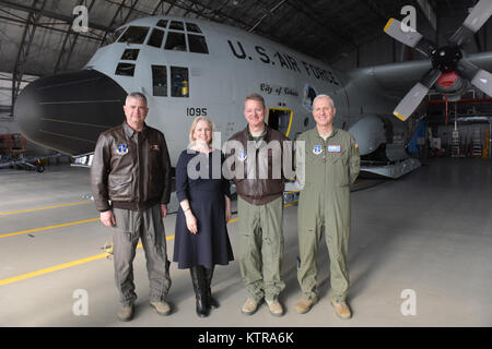 Col Shawn Clouthier, Commander 109 Airlift Wing, Stratton Air National Guard Base, Scotia NY zusammen mit Major General Anthony deutschen Staat New York Adjudant Allgemein, Oberst Alan Ross Vice Wing Commander 109 Airlift Wing, abschließend der Besuch von US-Senator Kristen Gillibrand und Personal auf Februar 19 2017 Startton Air National Guard Base, Scotia NY (USAF Foto von SMSgt Willie Gizara 109 Public Affairs) Stockfoto