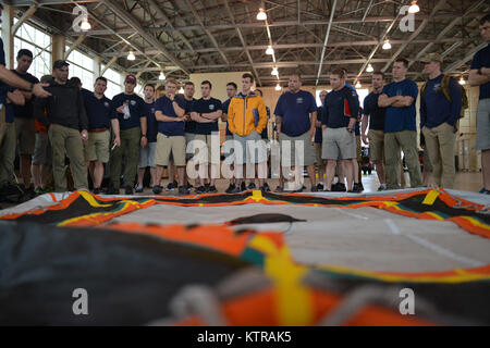 Mitglieder der 106 Rettung Flügel der New York Air National Guard, einschließlich Pararescuemen, Combat Rescue Offiziere, Überleben, Steuerhinterziehung, Widerstand und Flucht Spezialisten aus der 103 Rescue Squadron, sowie Bekämpfung support team Personal Durchführung von Schulungen mit der NASA Personals am Joint Base Pearl Horbor-Hickam, Hawaii während der Übung SENTRY ALOHA. Ein wichtiges Element dieser zwei Woche "Heut" ist in einer gemeinsamen Mission der NASA und des Verteidigungsministeriums zu Recovery Techniken und Gangs, die verwendet werden, um die NASA-Raumsonde Orion zu bewerten, die nächste Generation der amerikanischen Space Fahrzeug zu beteiligen. US Luft Stockfoto