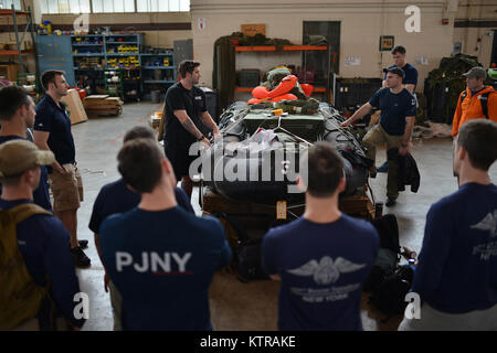 Tech Sgt. Shane, ein Brickey pararescueman evaluater und mit der 88 Test und Bewertung Squadron, bietet Schulungen, wie sie die "Veranda" floatation Gerät ordnungsgemäß von der Orion Raumschiff aufpumpen. Dieses Stück Ground Support Equipment (GSE) können Astronauten, die eine Anlegestelle in der Orion Raumschiff gemacht haben zur Unterstützung nach einem Flug. Mitglieder der 106 Rettung Flügel der New York Air National Guard, einschließlich Pararescuemen, Combat Rescue Offiziere, Überleben, Steuerhinterziehung, Widerstand und Flucht Spezialisten aus der 103 Rescue Squadron, sowie Bekämpfung Kaffee Stockfoto