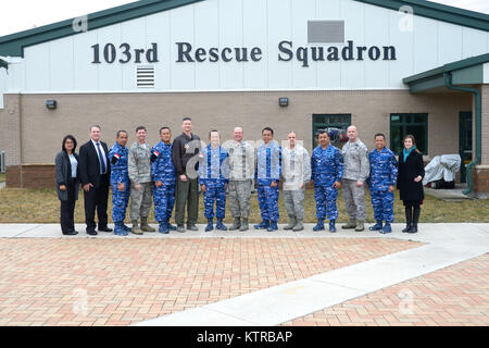 Die Generäle der Indonesischen Luftwaffe und der New York Air National Guard 106 Rettung Flügel Mitglieder posieren für ein Gruppenfoto außerhalb der 103 d Rescue Squadron, der Heimat der Guardian Winkel März 8, 2017, S. Francis Gabreski Air National Guard Base. Während der Tour, die Indonesische Luftwaffe Generäle erhielten einen Einblick in die speziellen Gang, angefangen von Tauchausrüstung, Schneidwerkzeuge, die die pararescuemen verwendet Ihre kleine Ausrüstung Profil zu erhalten. (U.S. Air Force Foto von Cheran A. Cambridge) Stockfoto