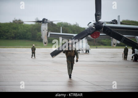 Marineflieger von VMM-268 Flying V-22 Osprey Tilt rotor Flugzeuge fliegen von Marine Corps Base Hawaii zu den Bellenden Sand-flugstrecke in Kuaui, 9. März 2017. Us Air National Guard Foto: Staff Sgt. Christopher S. Muncy Stockfoto