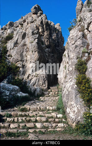 Schritte zu Yazilikaya, den Hethitern Schrein oder Heiligtum von Hattusa, c1200s BC, Hauptstadt des hethitischen Reiches, Boğazkale, in der Provinz Corum, Zentralanatolien, Türkei Stockfoto