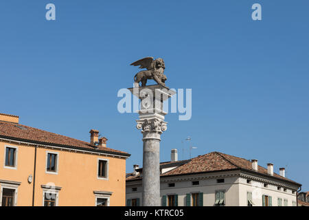 Der geflügelte Löwe von Saint Mark auf der erhabenen Spalte in Udine, Friaul-Julisch Venetien, Italien Stockfoto