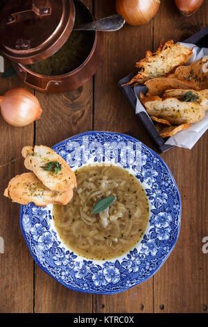 Zwiebelsuppe mit Käse, Croutons in einer Platte, Ansicht von oben. Stockfoto