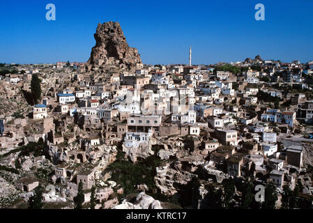 Panoramablick über die Stadt oder Dorf Ortahisar, der 'Mitte Schloss', mit seinen charakteristischen Butte oder Felsvorsprung, Provinz Nevsehir Kappadokien, Türkei Stockfoto
