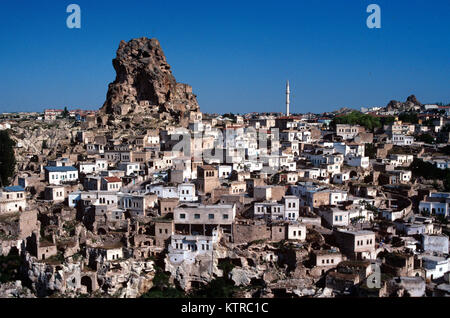 Panoramablick über die Stadt oder Dorf Ortahisar, der 'Mitte Schloss', mit seinen charakteristischen Butte oder Felsvorsprung, Provinz Nevsehir Kappadokien, Türkei Stockfoto