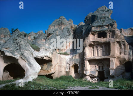 Komplex von höhlenwohnungen Höhlenwohnungen und eine byzantinische Kloster Rock-Cut, bekannt als der Open Palace, geschnitzt aus weichen vulkanischen Tuff Rock in der Nähe von Gulsehir,, Kappadokien, Türkei Stockfoto