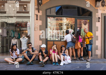 Gruppe von Teenagern Eis essen in Florenz, Italien Stockfoto
